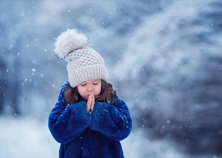 Dzieci_Wszystkie nasze są - modlitwa dziewczynki-cisza i skupienie.jpg